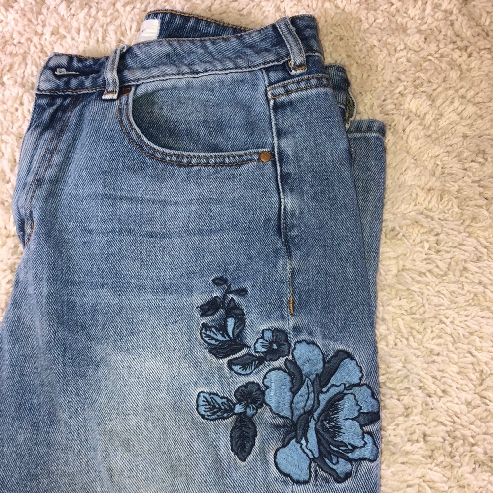 Cute pacsun flower embroidered mom jeans